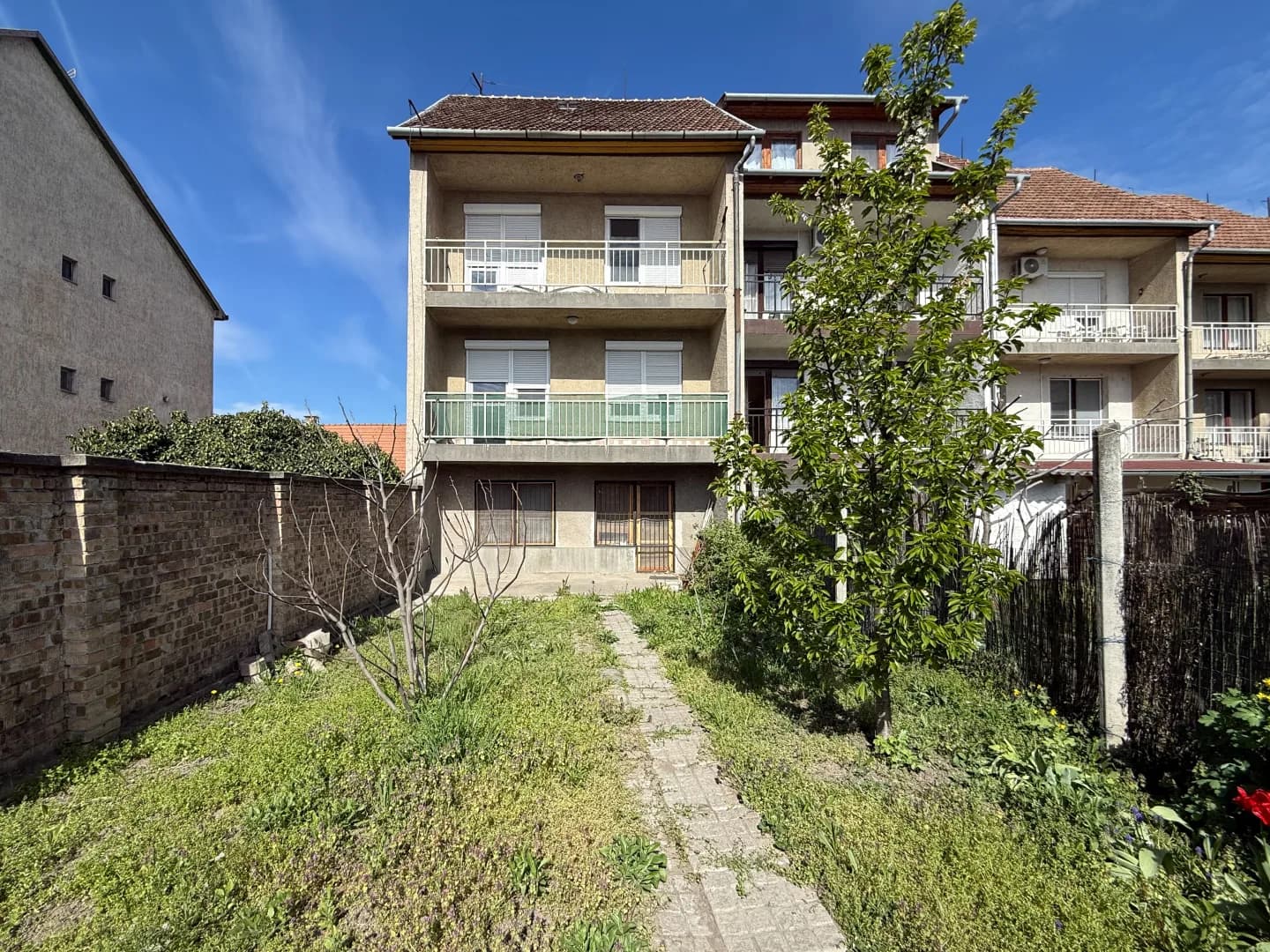 Háromszintes, 5 szobás sorházi lakás, saját kerttel