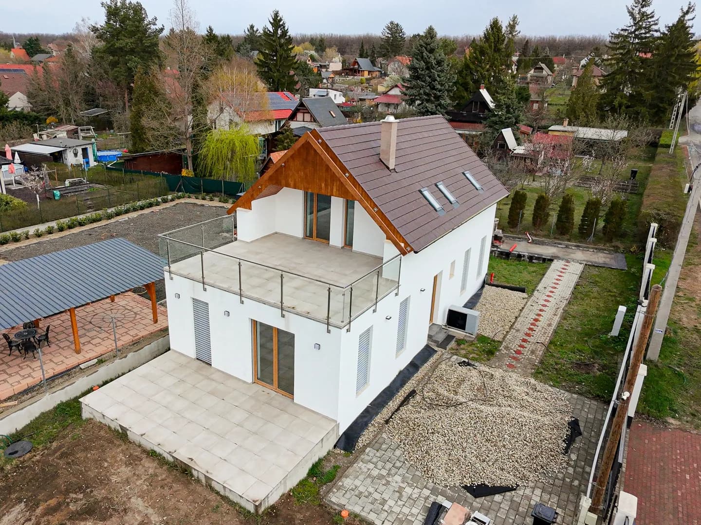 Kulcsrakész újépítésű családi ház, tópanorámával